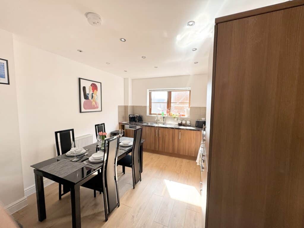 kitchen and dining area in long stay apartments in Southampton